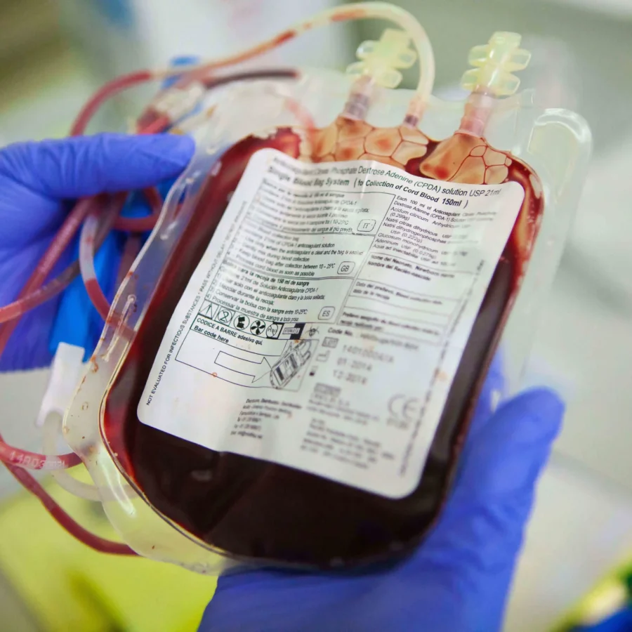 Sprzęt medyczny worek z krwią trzymany w ręce